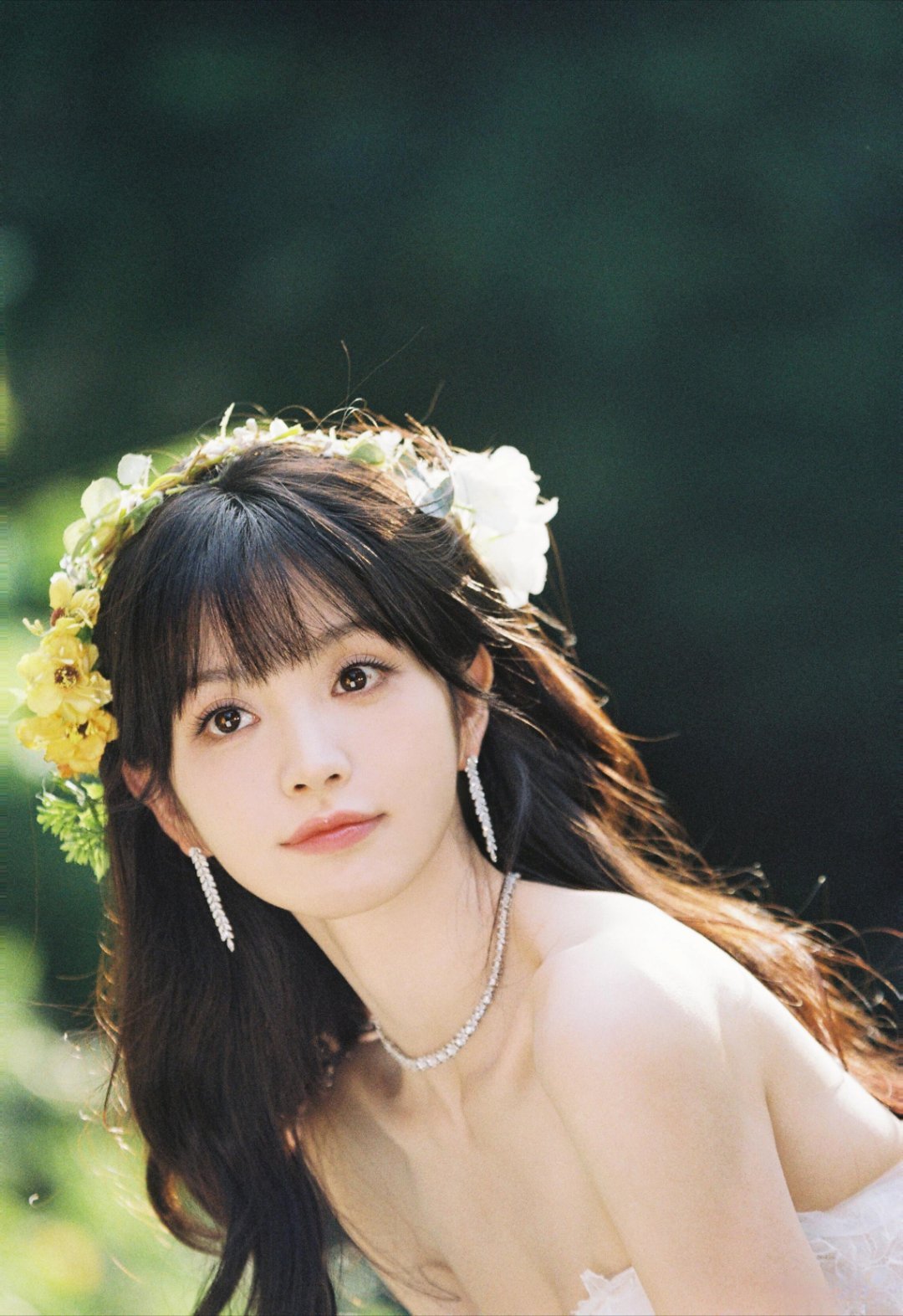 田曦薇你要嫁给我吗 田曦薇穿婚纱真的在发光，背后的蝴蝶结像猫耳朵，灵动又可爱，太