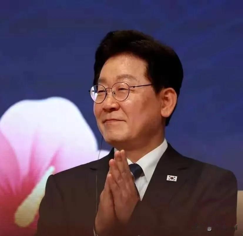 李在明还是心软了！4月28日，韩国前总统夫人金建希二审结果出来了，有期徒刑4年，