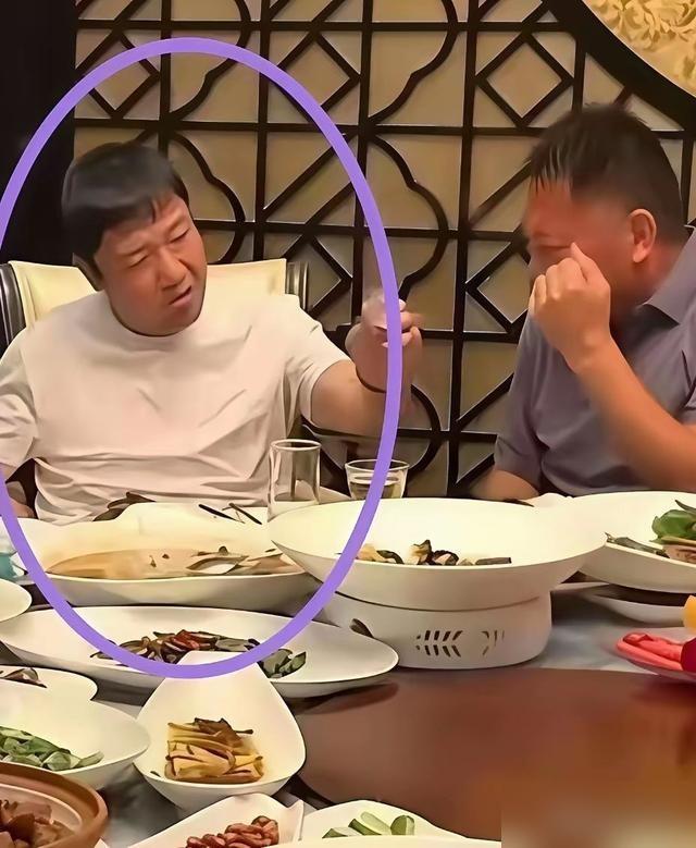 把身边人当成交心兄弟，转头却被对方偷拍剪辑送上热搜，贾冰这场饭局风波，戳穿成年人