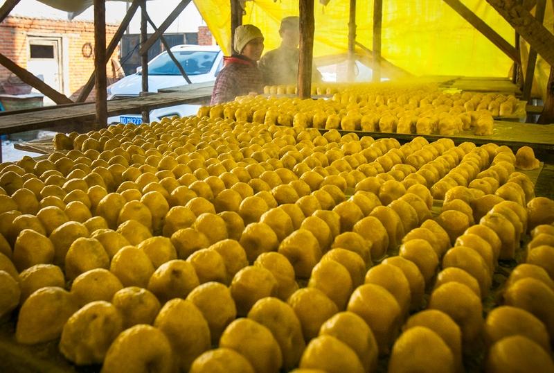 豆包玩的是“农村包围城市”，AI直接从程序员手里飞到广场舞大妈的手机上——今天的