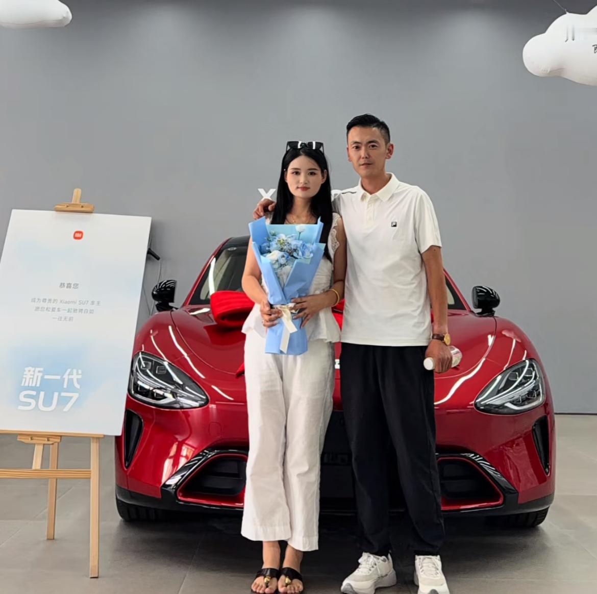 网红“山东大席小王子”再购豪车小米SU7
算下来，这应该是他们一家的第四辆车，该