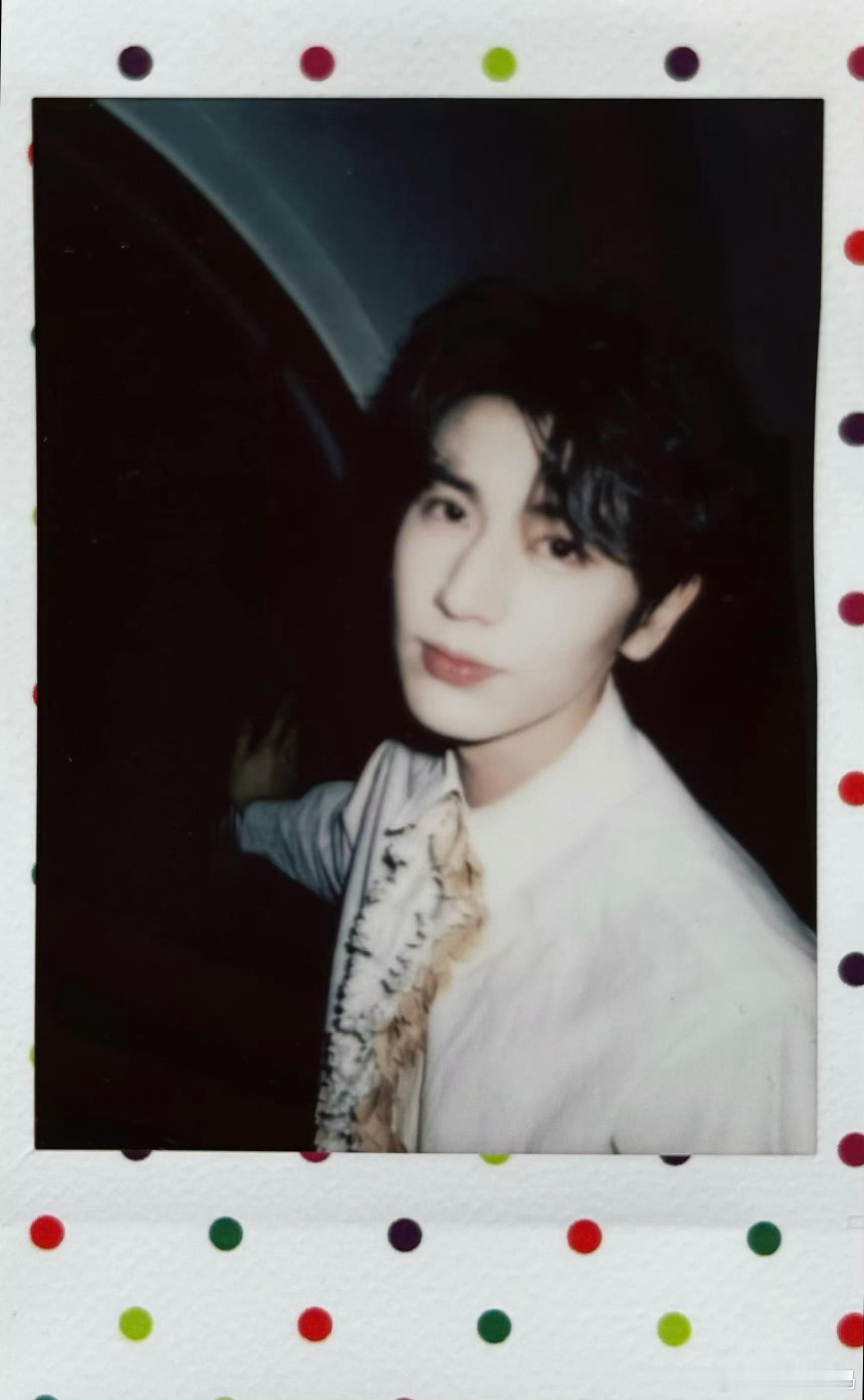 至此迎来了平安夜男友，张凌赫拍立得依旧权威