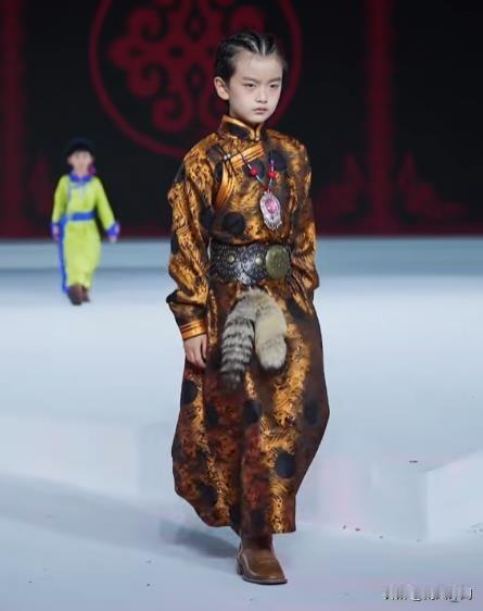 近日，内蒙古赤峰市的一位年仅8岁的小模特在备受瞩目的“超模全球赛”中崭露头角，荣