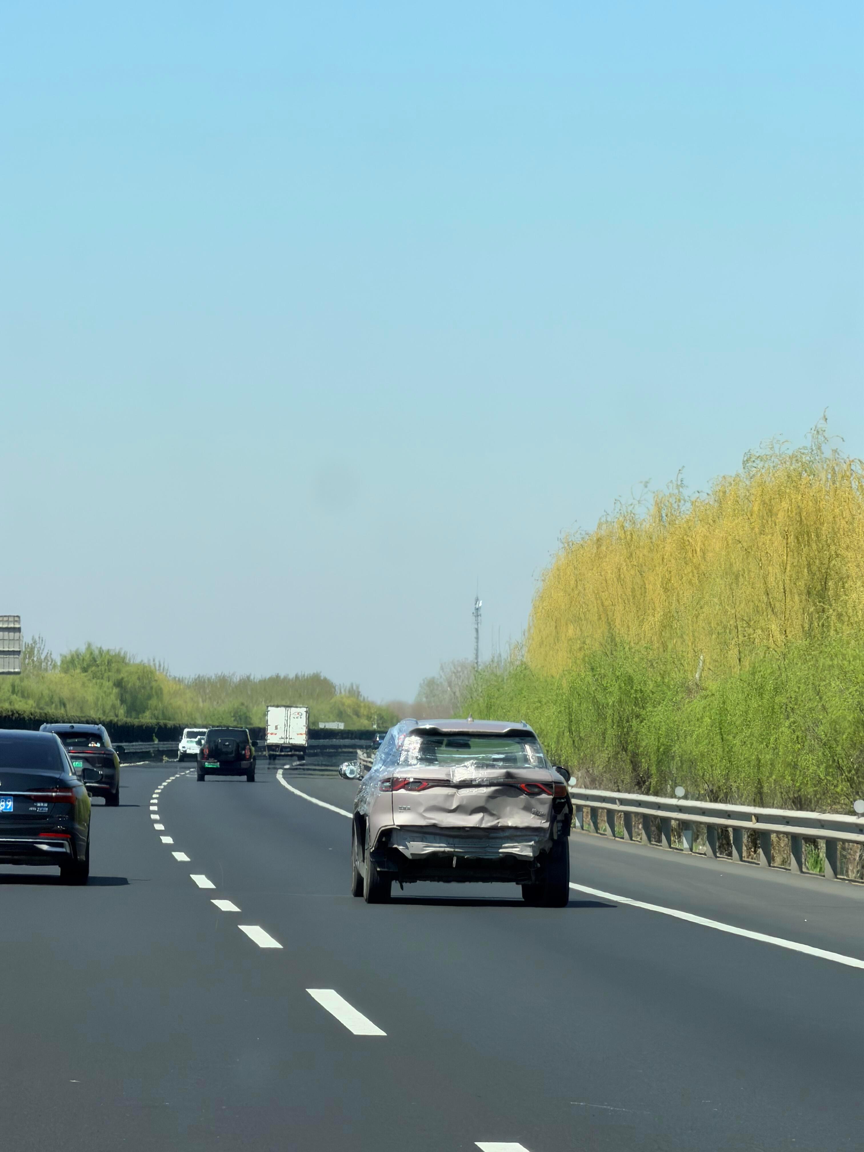 咱就不能叫个拖车吗裹着保鲜膜就上路了