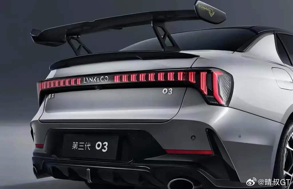 领克官方正式发布了第三代领克03“大尾翼版”的官方图片。新车基于第三代领克03打