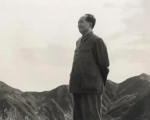 1939年，抗战关键时期，面对外敌屡次挑衅、边界侵扰，毛主席提出：人不犯我，我不