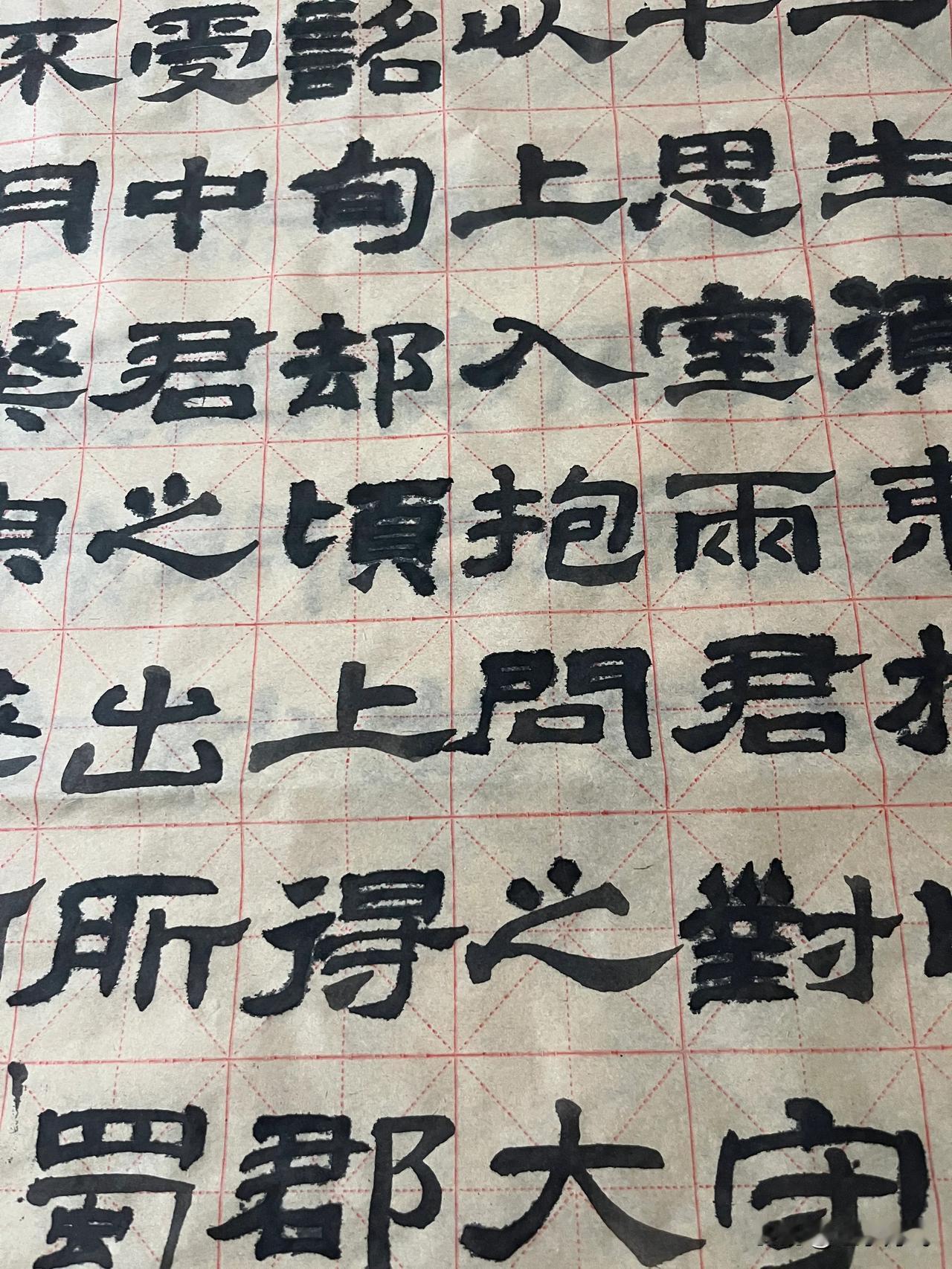今天小雨淅淅沥沥的，家里暖暖和和的，坐在家中写字，再来上一杯老白茶。是不是想想都