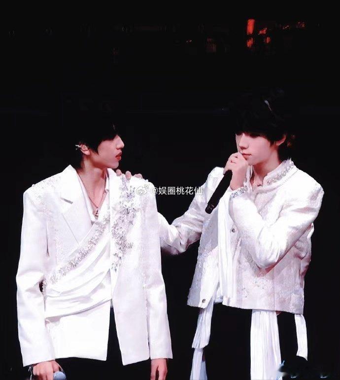 王橹杰祝张桂源越长越高  王橹杰在线送长高 buff，祝张桂源节节拔高，少年永远