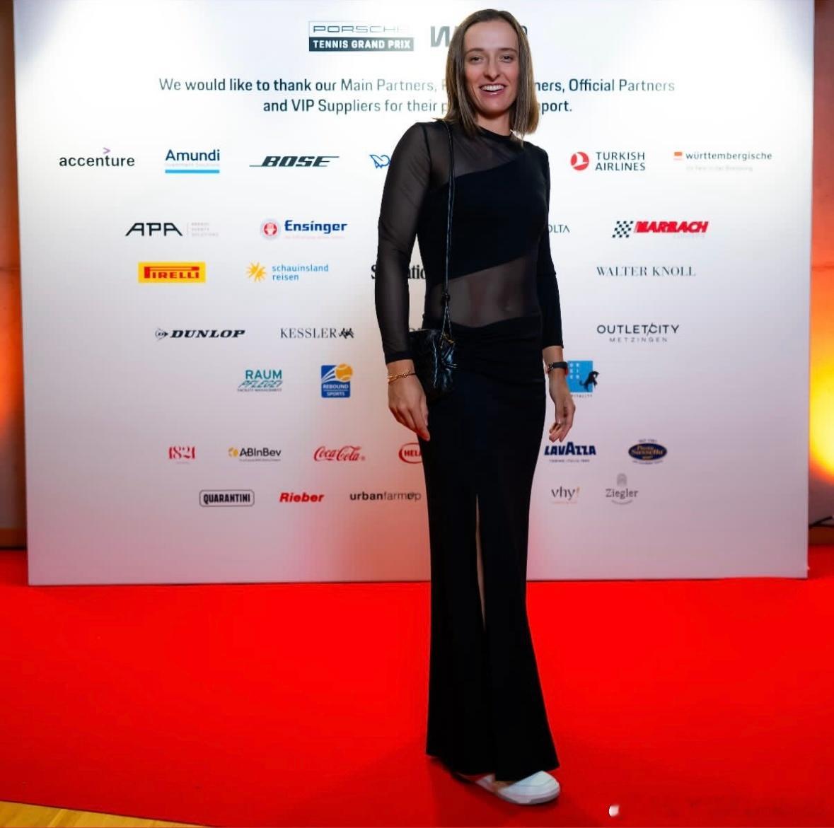 斯瓦泰克！斯图加特保时捷500赛晚宴！穿上的是去年在深圳表演赛熟悉的装扮吧wta