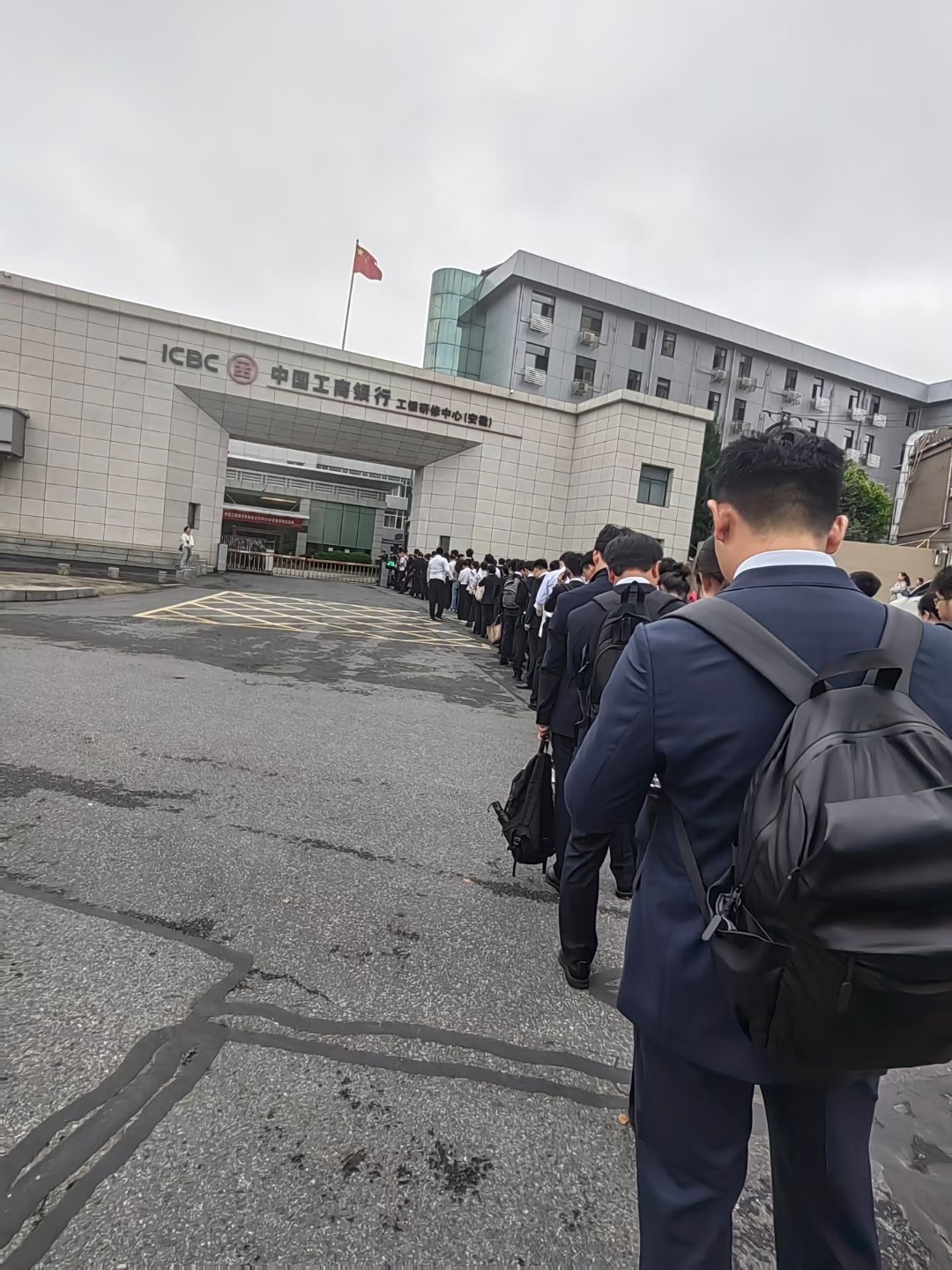 银行岗位还是那么受欢迎啊？ 