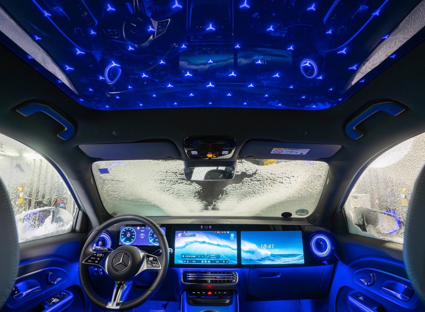 奔驰发布了全新纯电动GLB的内饰。它包括横跨整个仪表板的三个屏幕、一个全景玻璃车