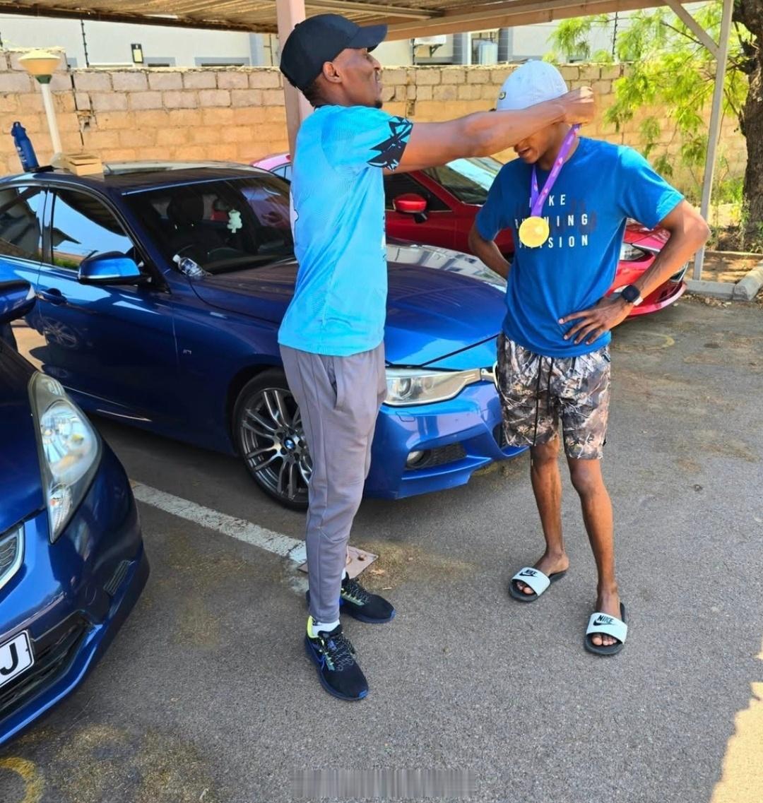 🇧🇼克比纳奇皮果真回去去见了精神导师赛场致敬瞬间：田径说一哈你不知道的田径故