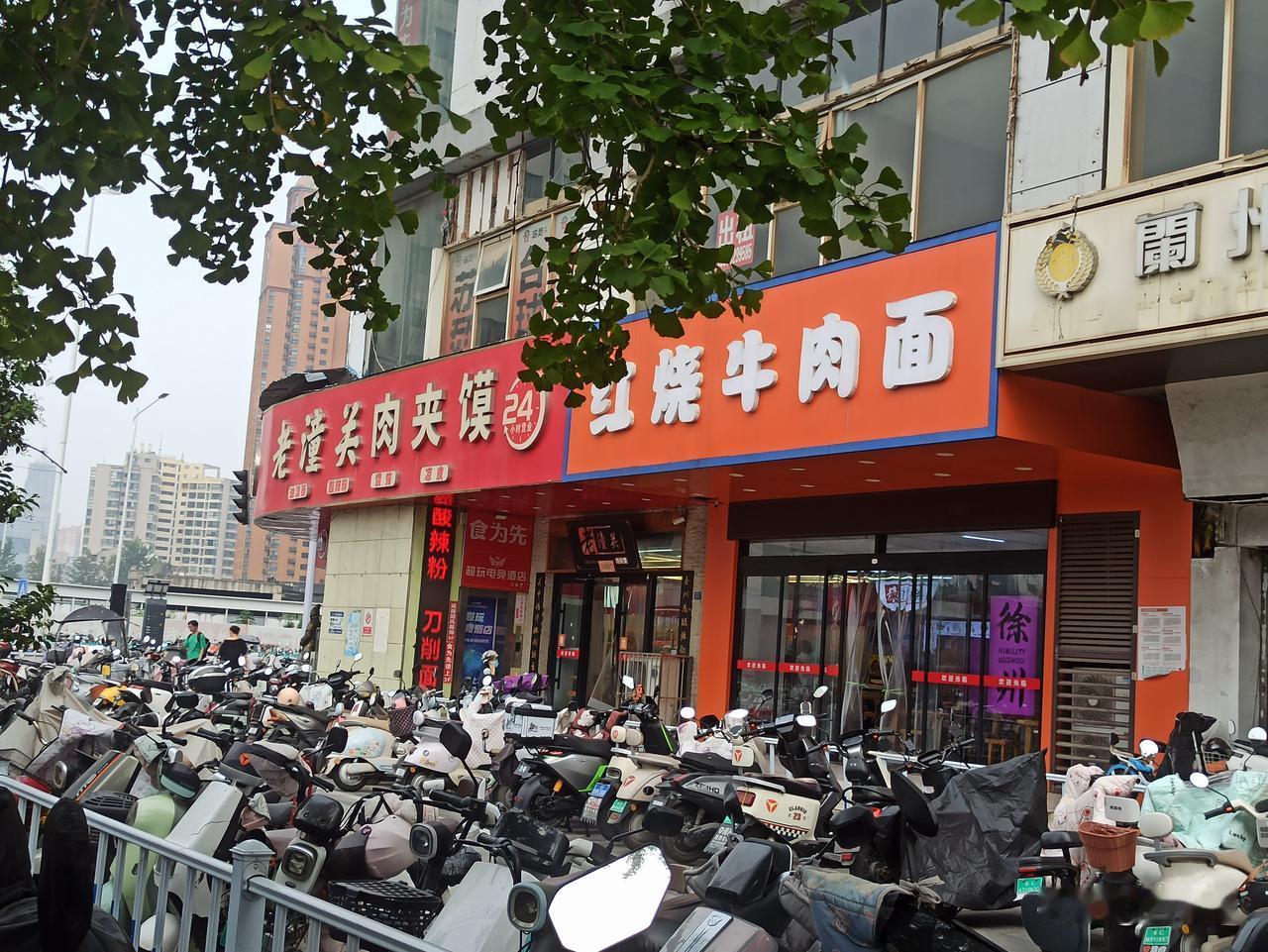 曾经闹的沸沸扬扬的徐州火车站“老潼关肉夹馍”，已改头换面。想不到火车站附近还有好
