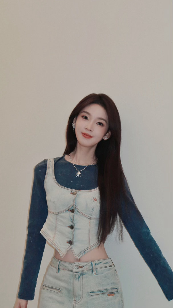 陈瑶直拍 后台单机位里的陈瑶，像一朵安静的花。黑长直发、淡妆、简单的衣服，没有多