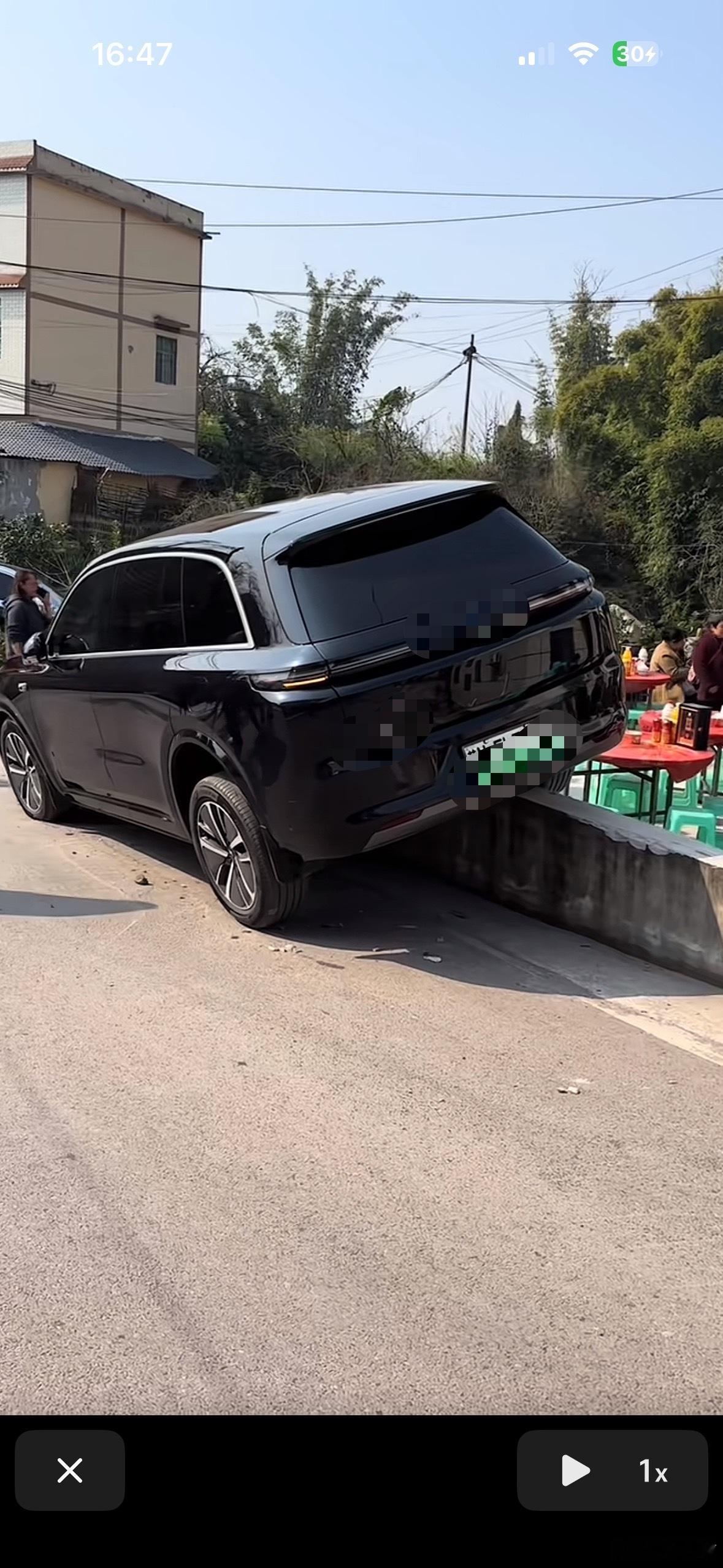 村里的席还没开，村口的车先“上桌”了！ 