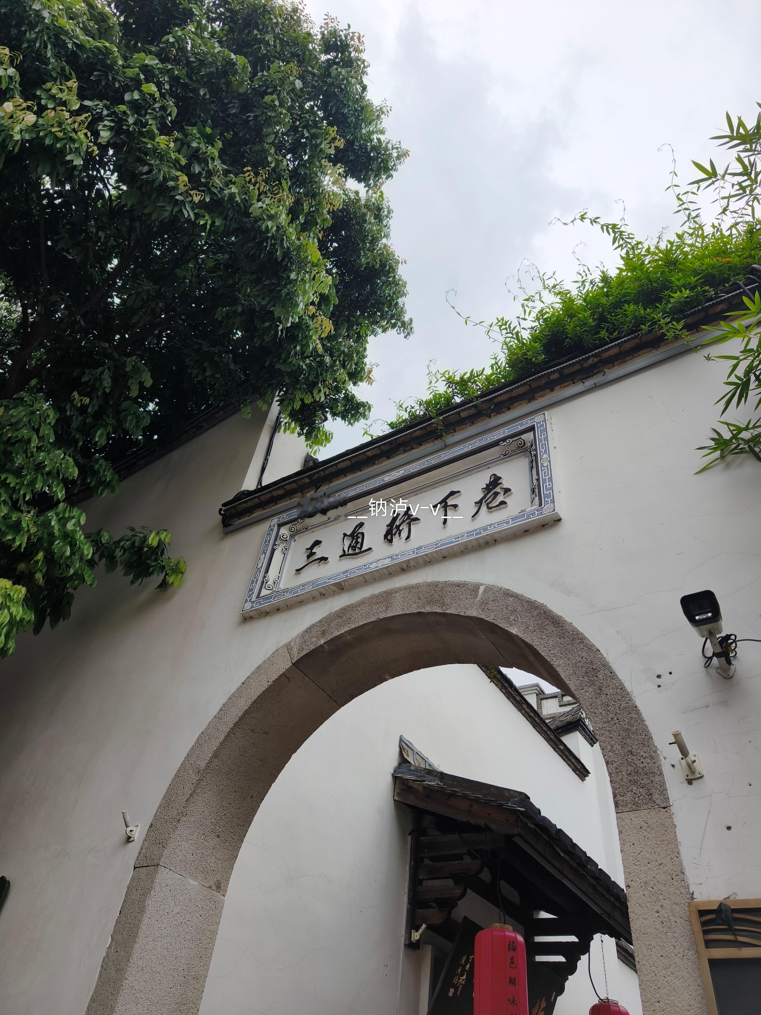 下雨了，稍微玩了一会儿就跑商场去了。