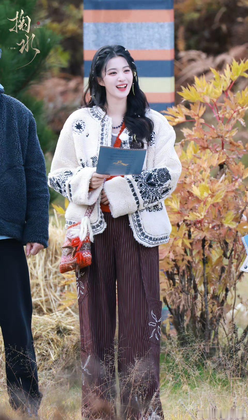 王楚然玩白鹿的辫子哈哈哈两个可爱宝宝，楚然去西藏真的很开心呢！还能和好朋友在一起