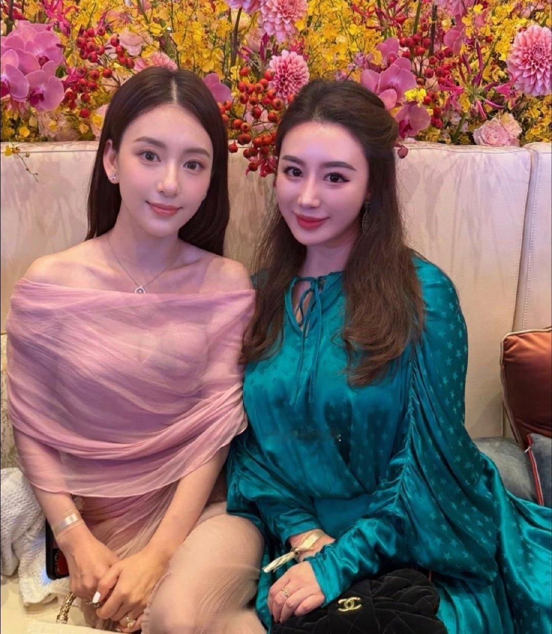 39岁的方媛一出现，婚礼现场的氛围都跟着柔了几分。

她穿裸粉色一字肩纱裙，不抢