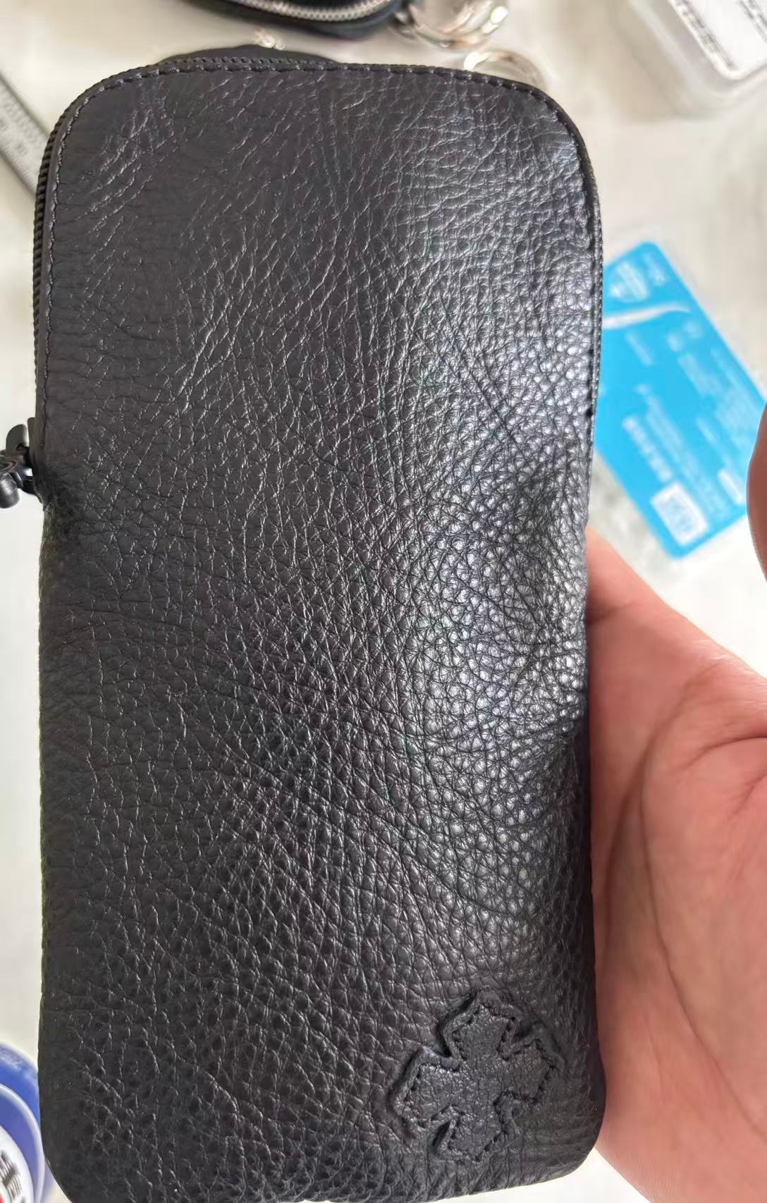 这个眼镜包我也直接去做真皮的了一样去做 这样大家可以回去放自己的眼镜 还是真皮的