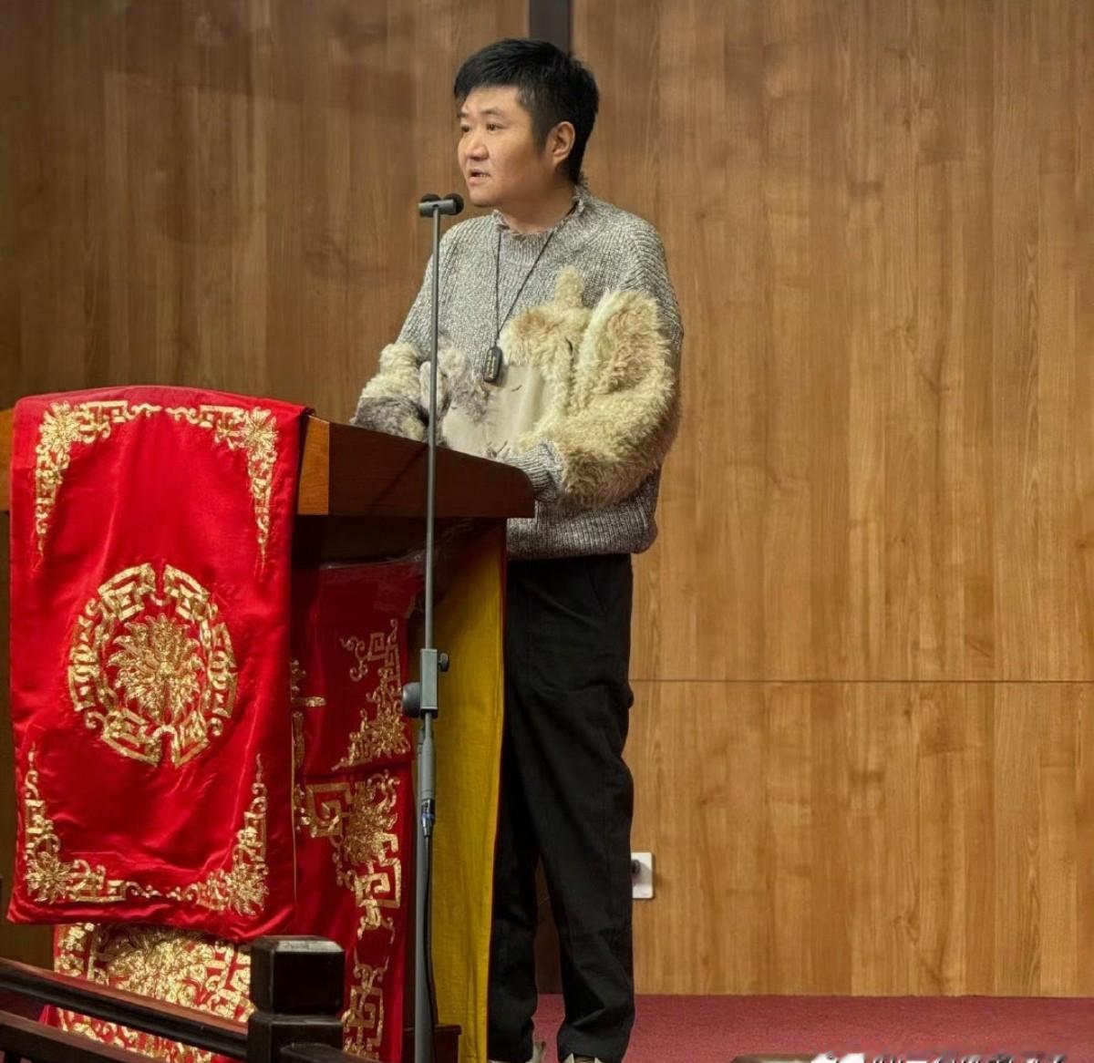 苗阜没撂下话筒，但手里多了好几样家伙事儿。
曲协主席、政协委员、青联副主席，一摞