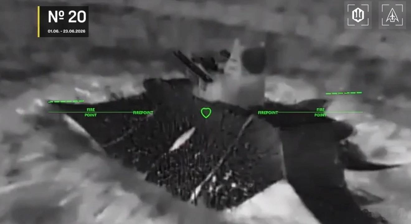 两架猎户座无人机模型和一辆铠甲-S1防空系统模型，在乌克兰武装部队的FP-2自杀