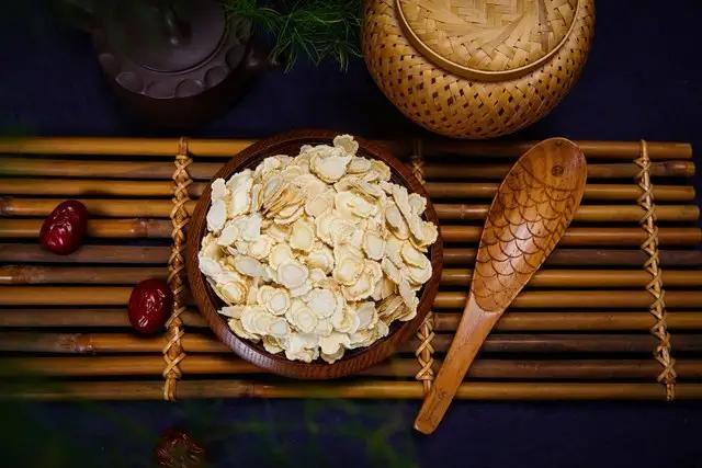 人参不就是长白山的一根草吗？凭什么能做到万亿产业？
 
今天我不讲功效、不讲价格