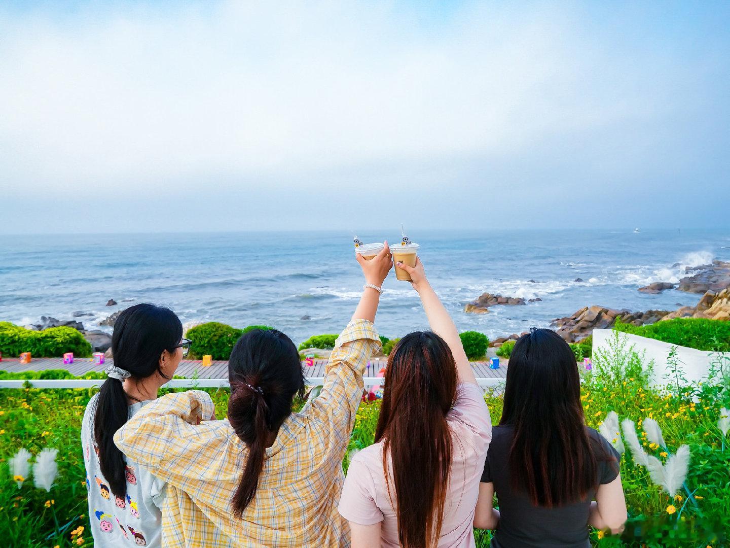 用日出视角打开世界杯 青岛将山海风光和足球热爱揉合在一起，日出时分漫步海岸，闲暇