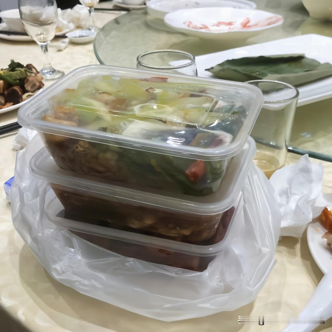 因为打包剩菜，两个人分手
女生和男朋友第一次回他老家见父母
男朋友的父母为了表示