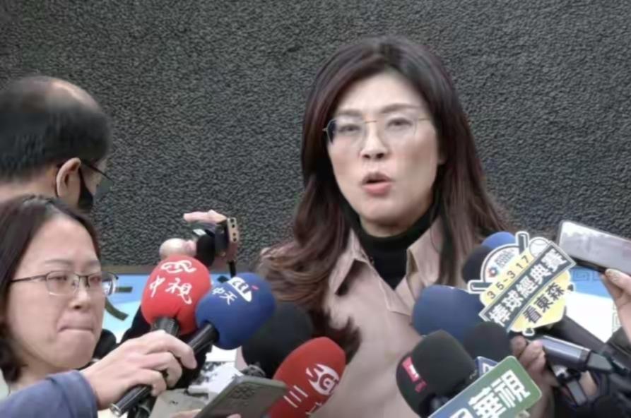 国民党政客和民进党政客整天比剑！比谁抱着美国人大腿喊主子，看谁能够得到支持和重用