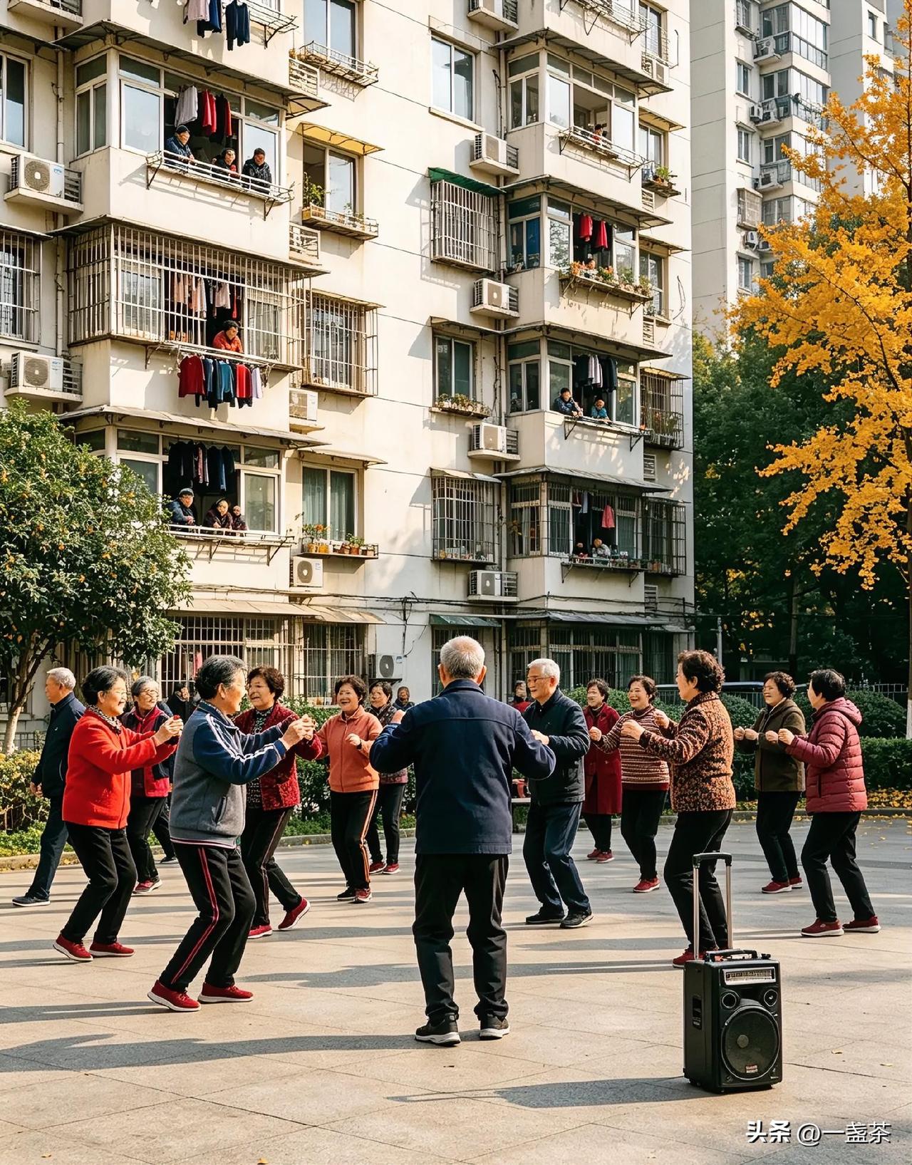不是说跳舞健身不好，而是地点选在居住小区里不合适。
 
小区是居民居住休息的地方