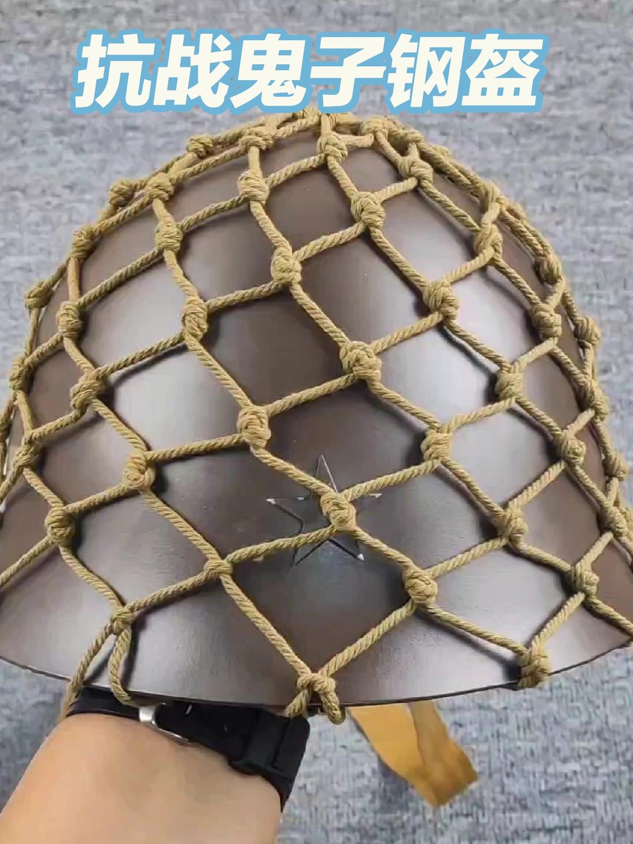 日军的钢盔上为何挂个渔网？看似滑稽又可笑，实则起到救命的作用
在日语中，钢盔也被