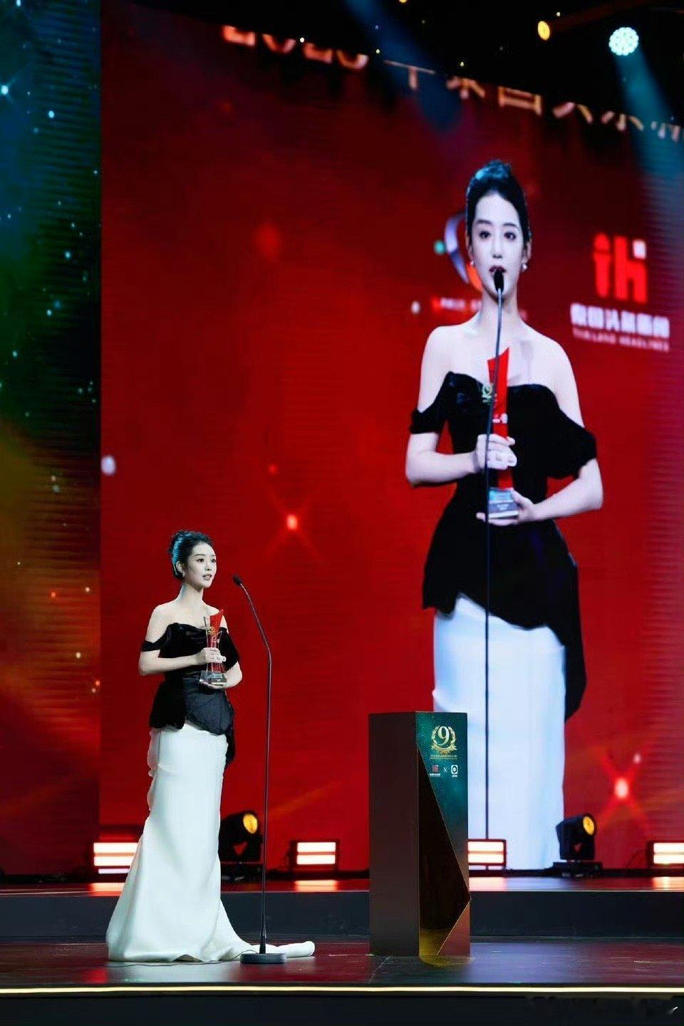 徐艺真海外获奖提短剧坦坦荡荡徐艺真拿亚洲奖敢提短剧，坦荡感恩观众，这演员格局太圈