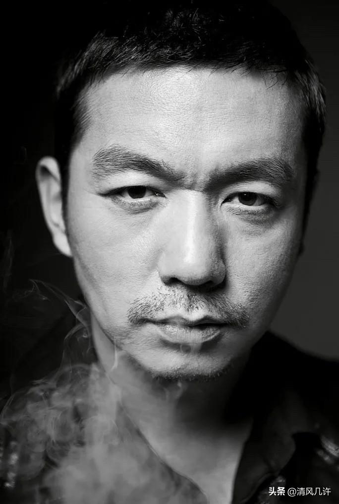 北影学生邢佳栋，因为替女同学出头打架，被开除了。就这一下子，前程断了。开除后，他