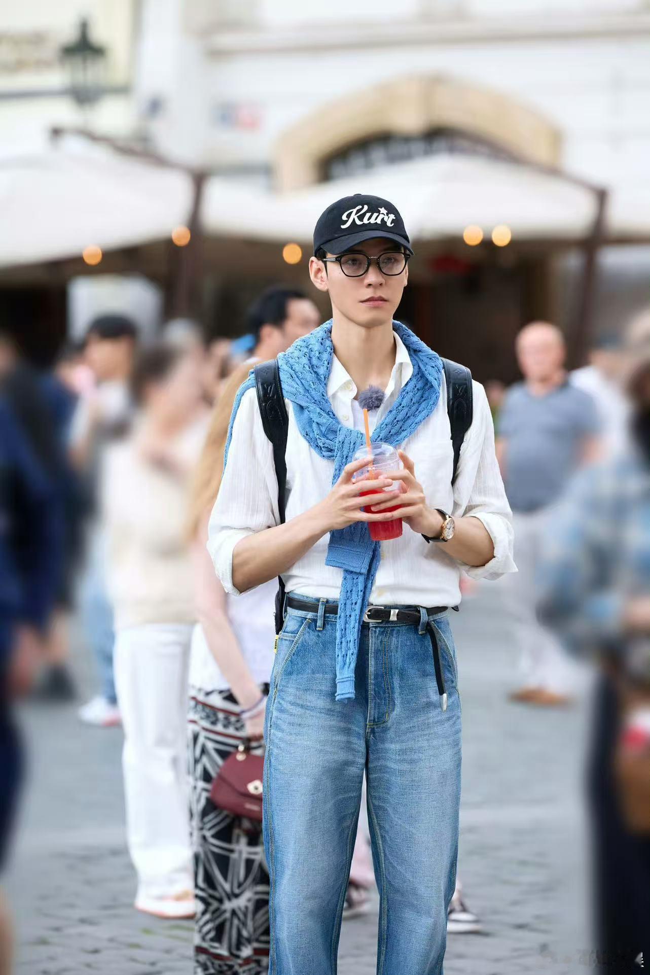 龚俊漫步在布拉格广场龚俊捷克plog龚俊捷克plog，好帅， ​​​