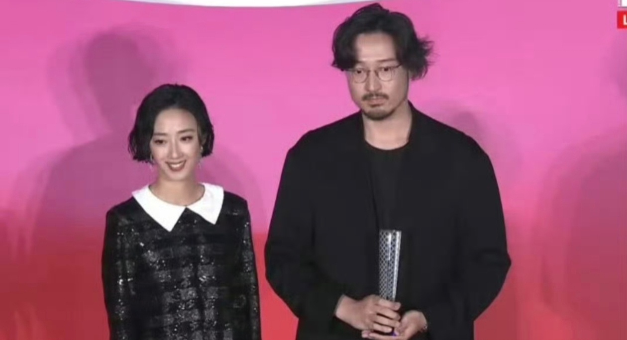 王传君获奖表情这个造型和表情[允悲]王传君好像每次都是这样的造型啊感觉，他其实还