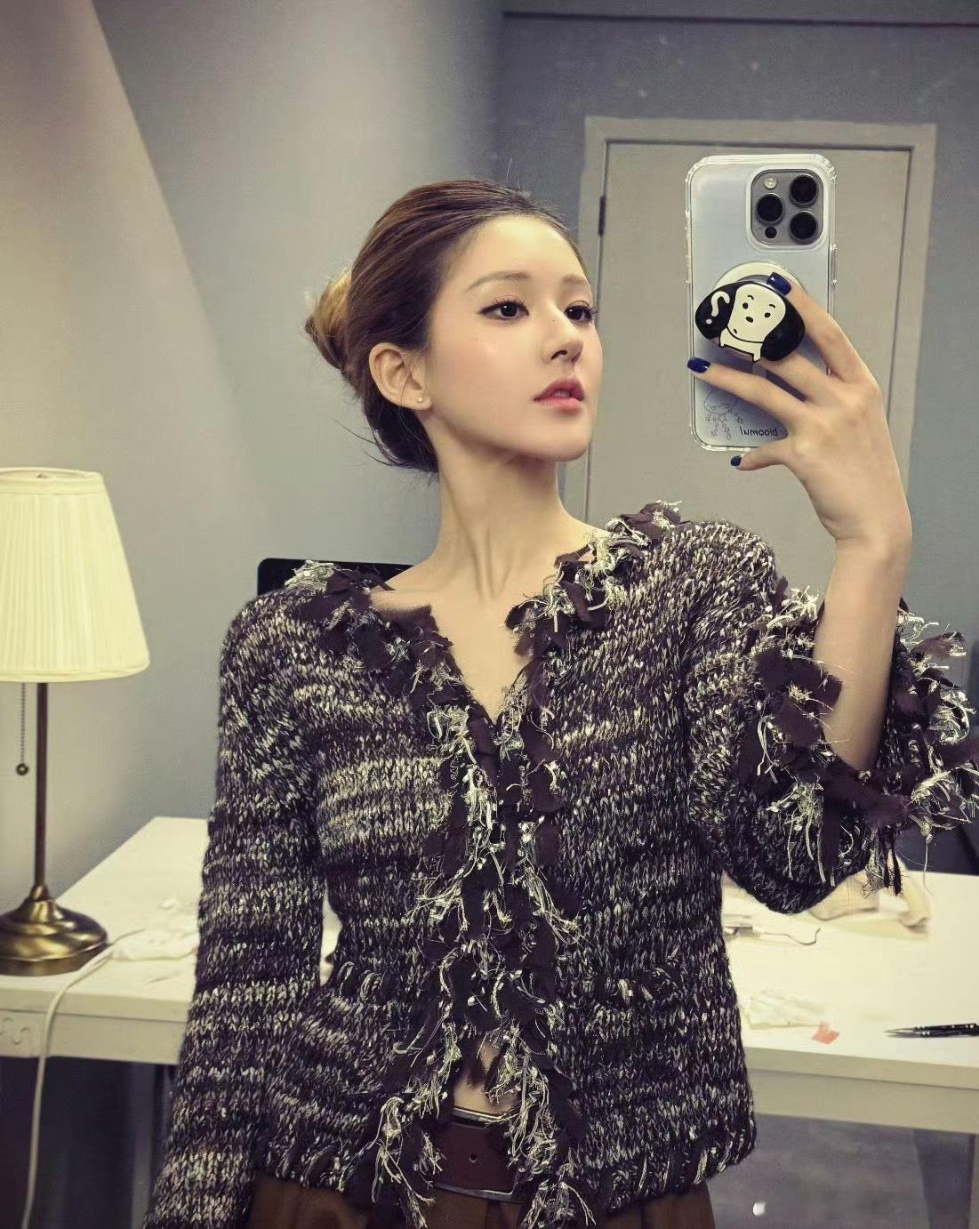 赵露思营业自拍，不一样了，眼神多了丝坚韧和霸气 ​​​