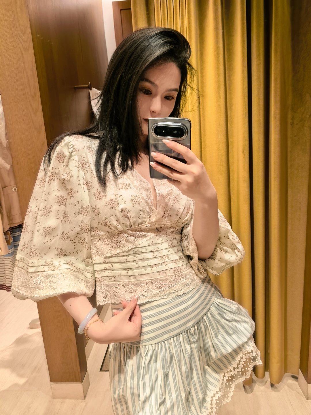 放假，就应该买买买！我依旧喜欢短裙穿搭 上海·WULI(前滩太古里店)
