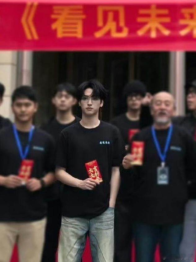 严浩翔开机路透哎呀妈呀，演员严浩翔！[哇]期待期待，这次严浩翔又会给我们带来什么