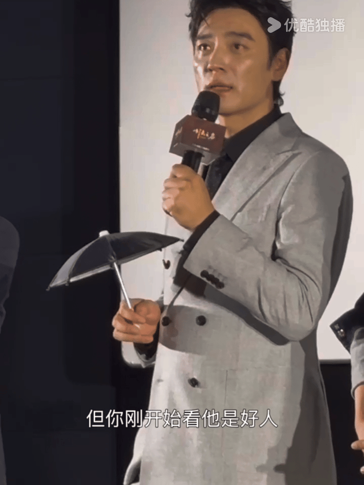 李光洁剧里撑大伞剧外举小伞 被《以法之名》剧宣笑不活了！李光洁剧里是气场两米八的