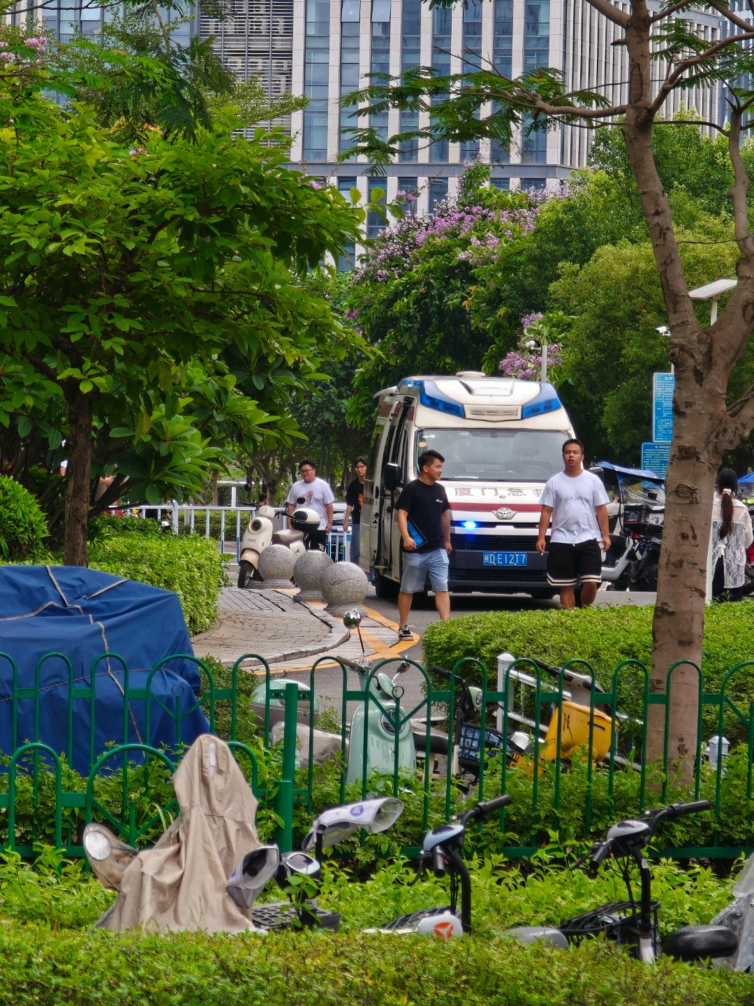 感觉得出来有人又是一只脚加入英灵战争了关键词，公司楼下，救护车，盖上，抬进去， 