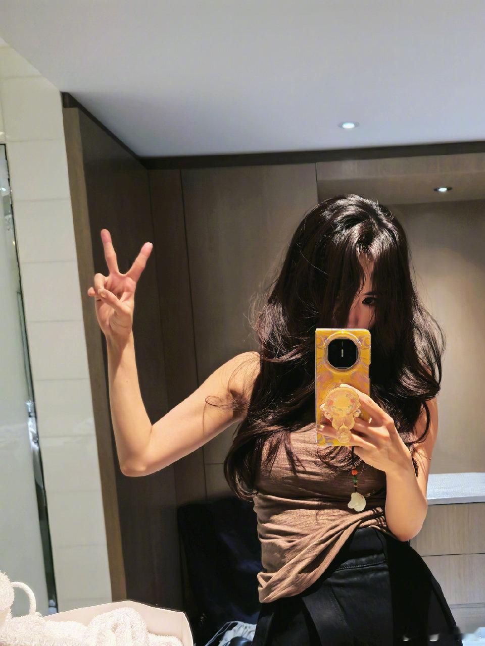 杨幂比耶对镜拍杨幂和苹果合照杨幂比耶对镜拍好可爱❥(ゝω・✿ฺ) ​ ​​​