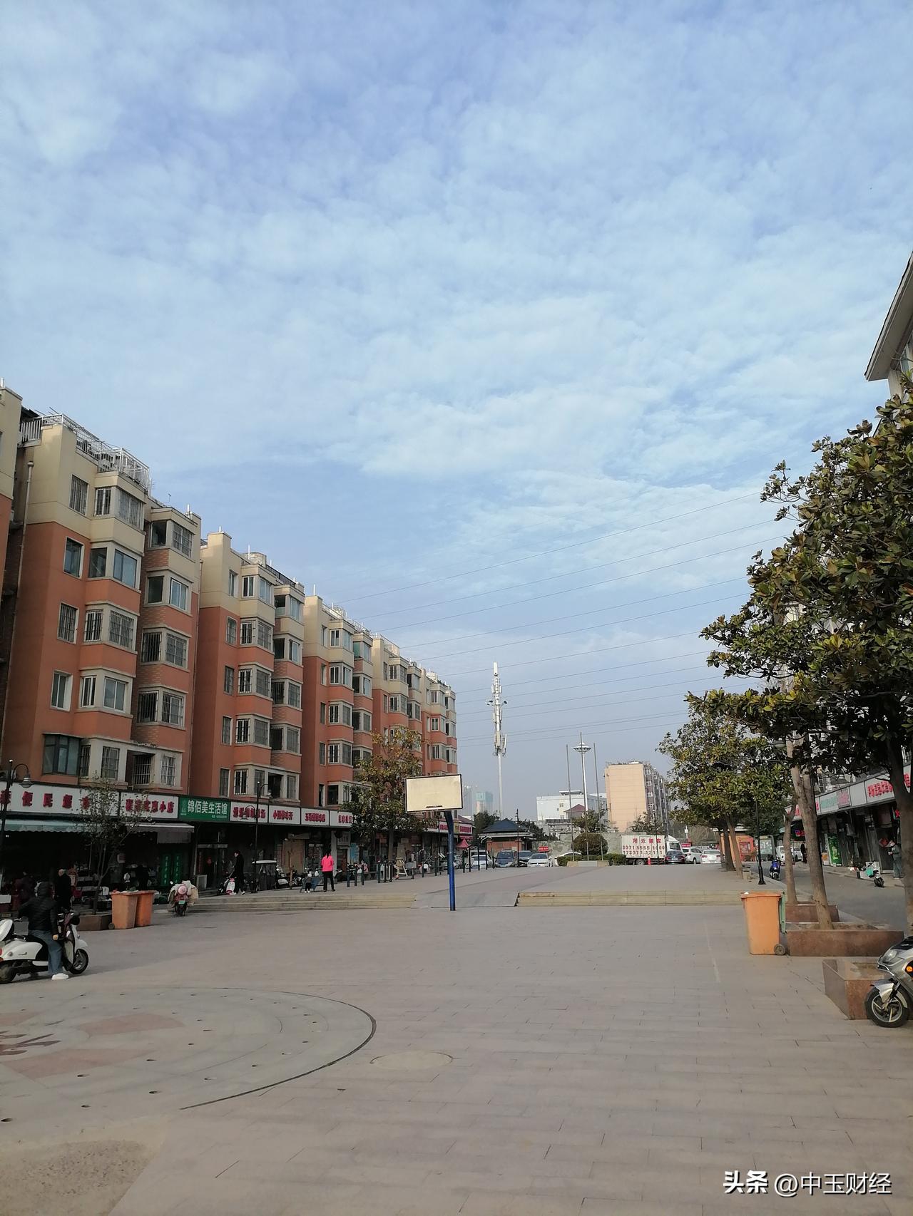 这是没有人车分流的小区，实际上，这样的小区居住起来也是非常惬意。有业主说：“地面