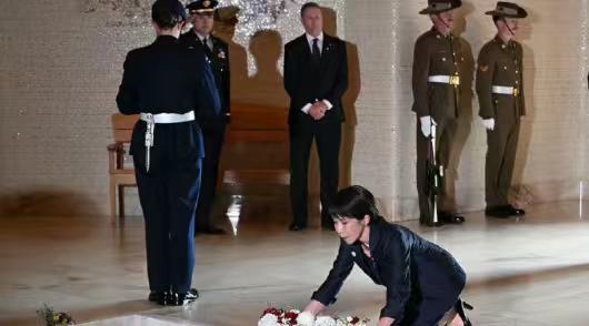 高市早苗访问澳，向澳的无名战士墓下跪高市早苗演技派 高市早苗下台