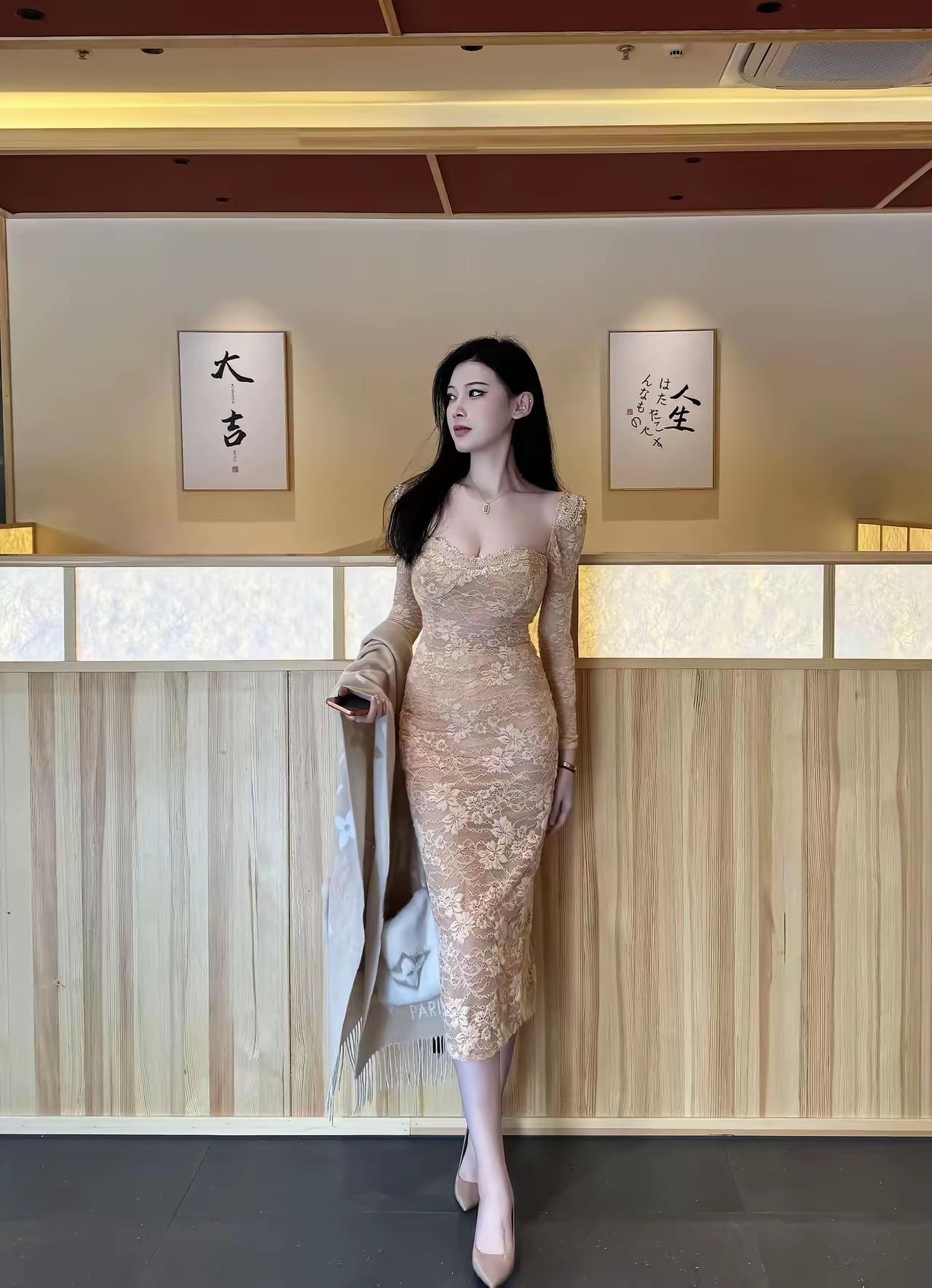 什么样的穿搭可以成为气质女神?
碎花连衣裙气质穿搭