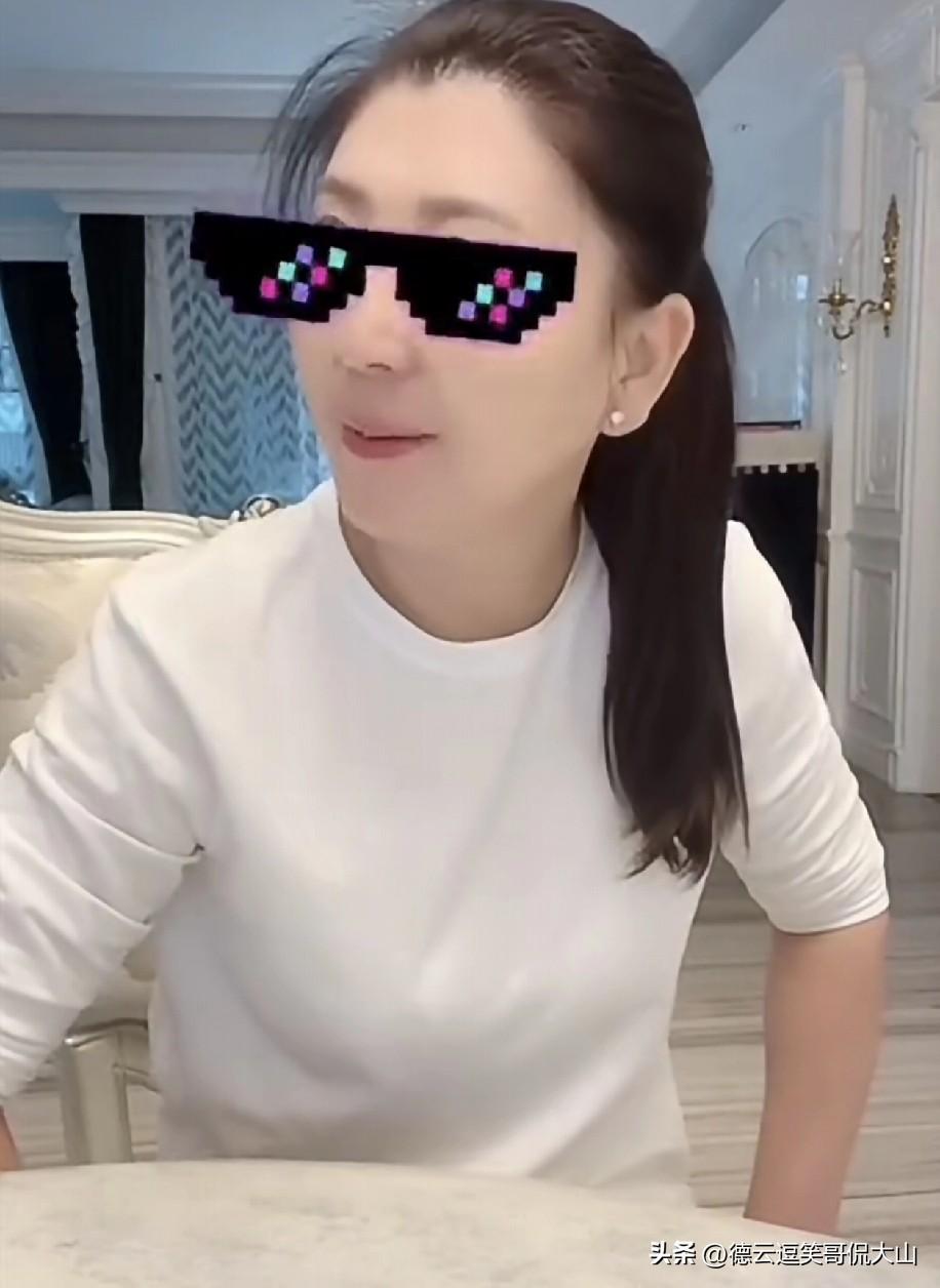 闫学晶的直播间又热闹了！“一看就是有福之人！”面对满屏夸奖，她笑得合不拢嘴，“谢