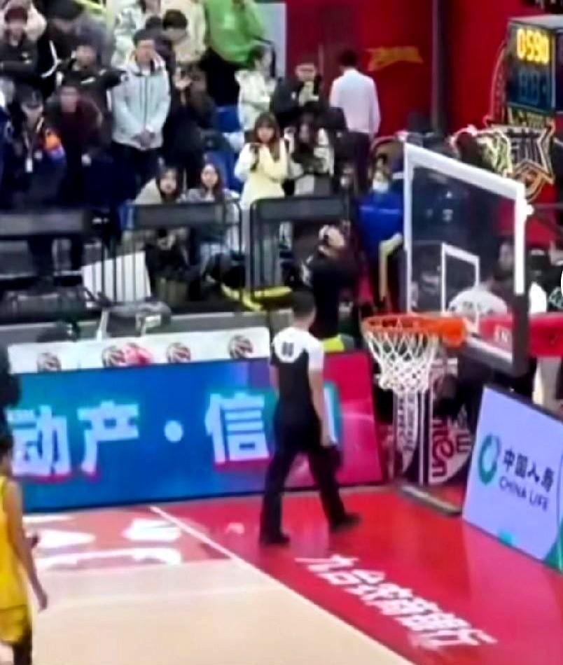 在CBA，比研究战术更重要的，是研究裁判。
你看邹雨宸头上见了血，裁判眼皮都不抬