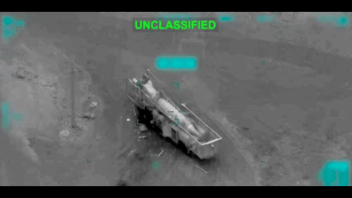 伊朗的美术人才在地面上画的3D画不断欺骗美以。这辆伊朗的“导弹发射车”被精确命中