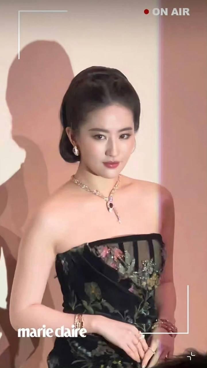 今晚众星亮相，安妮海瑟薇、刘亦菲、孟子义、李昀锐、陈星旭、夏之光，各种全方位无死