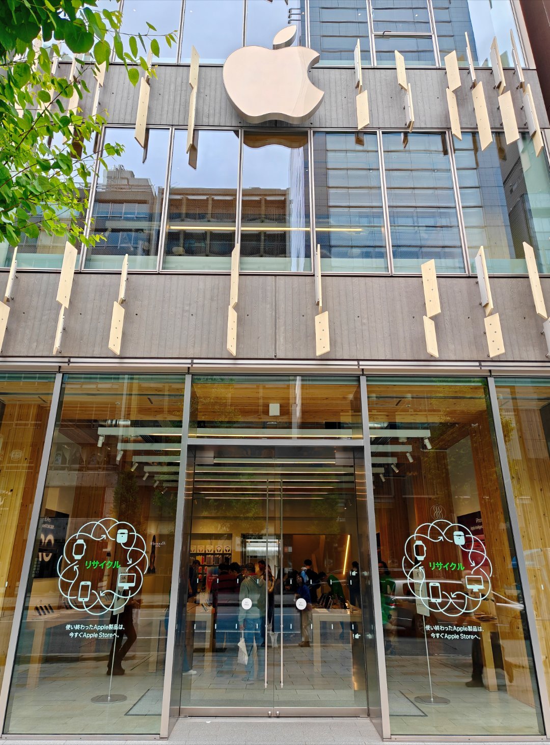 解锁Apple银座，店内非常之局促[允悲]  ​​​