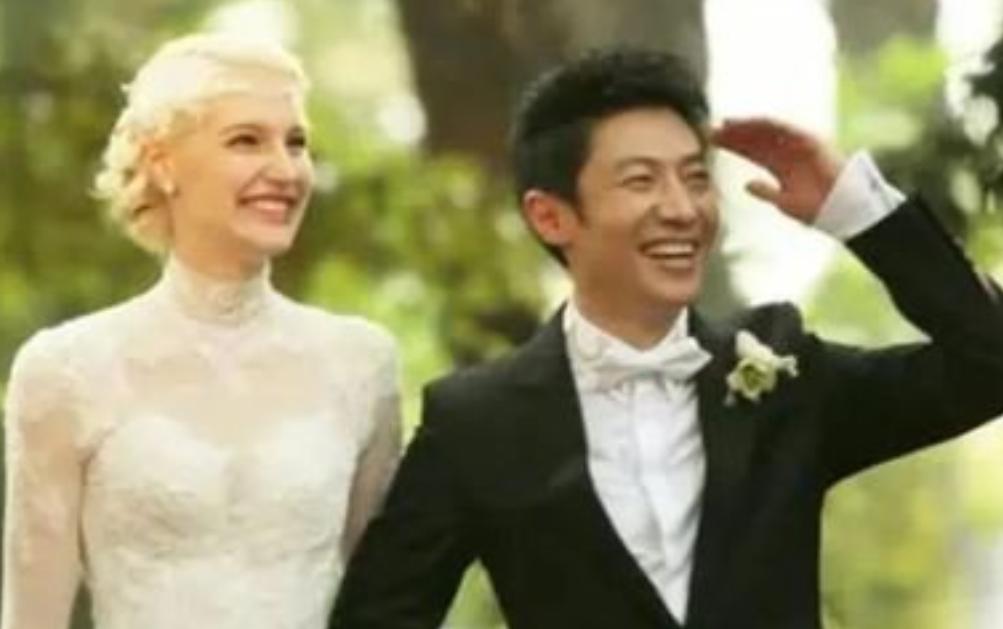 八年前，亿万豪门千金李白执意要嫁给撒贝宁，而与父亲决裂，八年后，李白终于明白，自